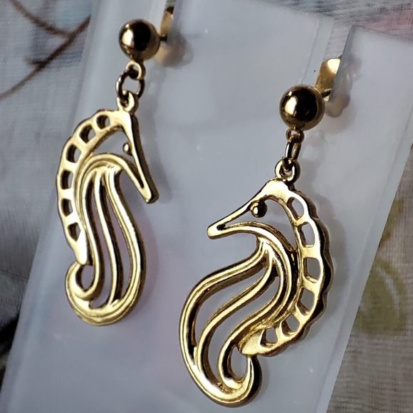 Gold Tone Seahorse Beachcore Jewelry Pierced Earrings Cruise Summer Vibes NEW - Picture 6 of 10